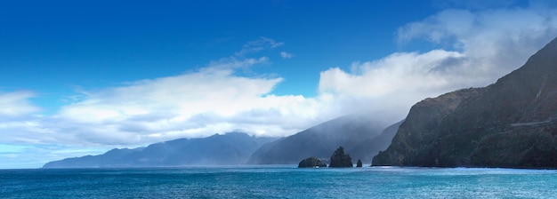 Onde che si infrangono sulle rocce nere vulcaniche