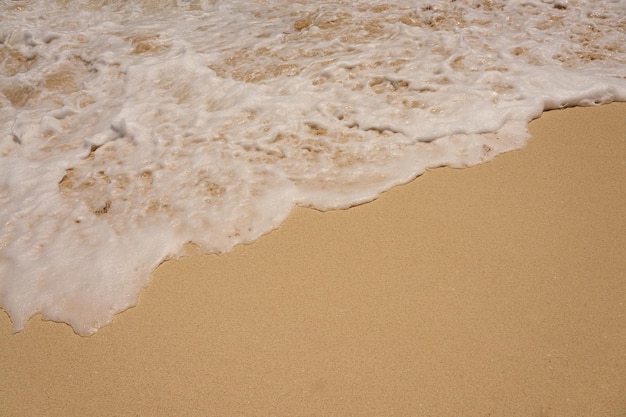 Onde con schiuma sulla costa caraibica del Messico