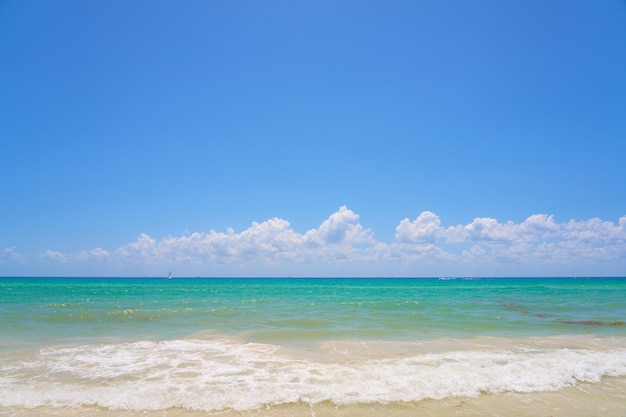 Onde con schiuma sulla costa caraibica del Messico