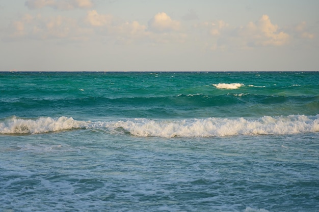 Onde con schiuma sulla costa caraibica del Messico