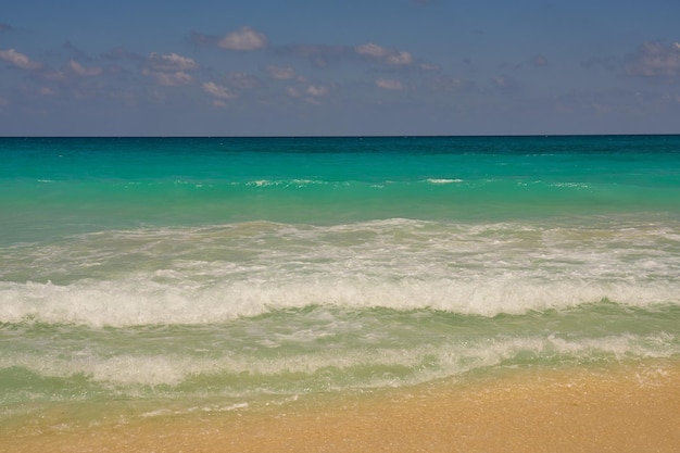 Onde con schiuma sulla costa caraibica del Messico