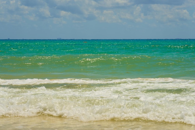 Onde con schiuma sulla costa caraibica del Messico