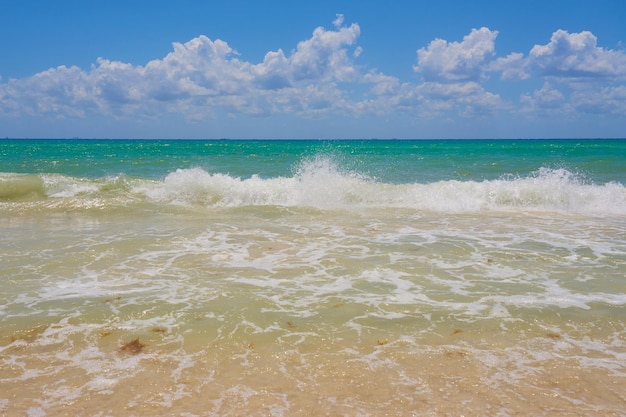 Onde con schiuma sulla costa caraibica del Messico