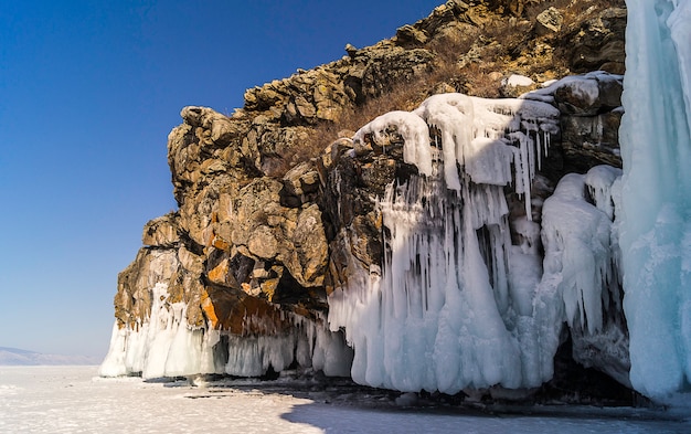 onde congelate su rocce e blocchi di ghiaccio nel lago Baikal, in Russia.