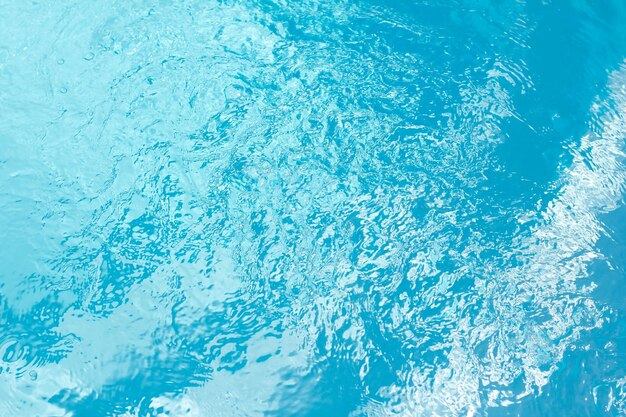 Onde d'acqua in una piscina blu