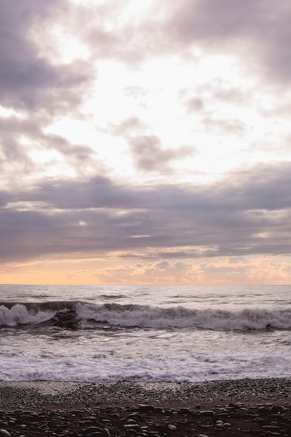 Onde del Mar Nero e cielo nuvoloso