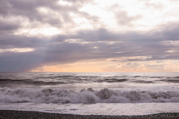 Onde del Mar Nero e cielo nuvoloso