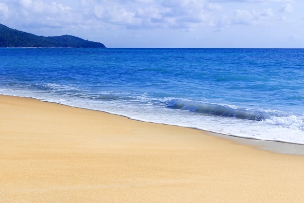 Onde del mare azzurro e isola sulla spiaggia di sabbia pulita Spiaggia di sabbia bianca tropicale e morbido sfondo del sole