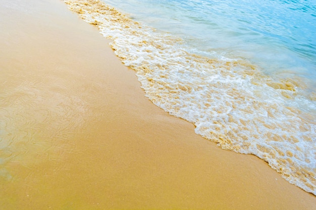 onde del mare che arrivano sulla sabbia in una spiaggia tropicale in brasile
