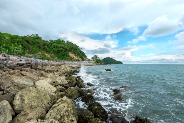 Onde del mare che si infrangono contro le rocce