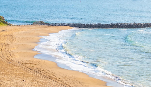 onde del mare che si infrangono sulla sabbia della spiaggia in estate