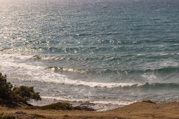 Onde del mare che si infrangono sulle scogliere