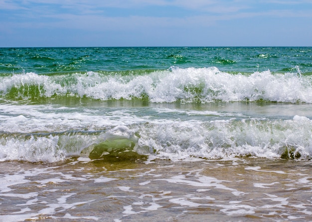 Onde del mare. Costa. Onde in mare