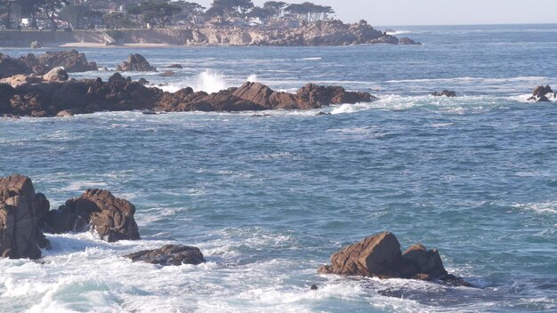 Onde del mare della spiaggia dell'oceano scoscese rocciose che si infrangono sulla costa della costa di monterey california