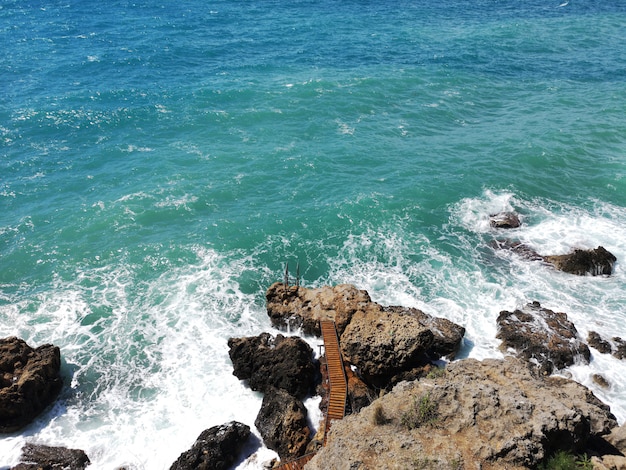 Onde del mare e rocce