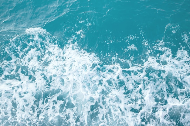 Onde del mare nell'oceano onda Spruzzi d'acqua ondulazione. Falda acquifera blu.