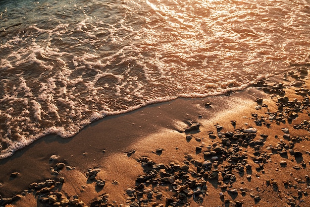 Onde del mare sulla riva dell'oceano.