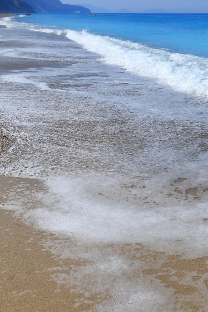 Onde del mare sulla sabbia bellissimo sfondo