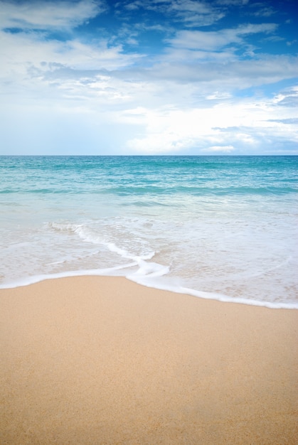 Onde del mare sulla spiaggia