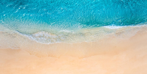 Onde del paesaggio del mare mediterraneo, giornata di sole dell'acqua di mare blu. Costa tropicale vista dall'alto