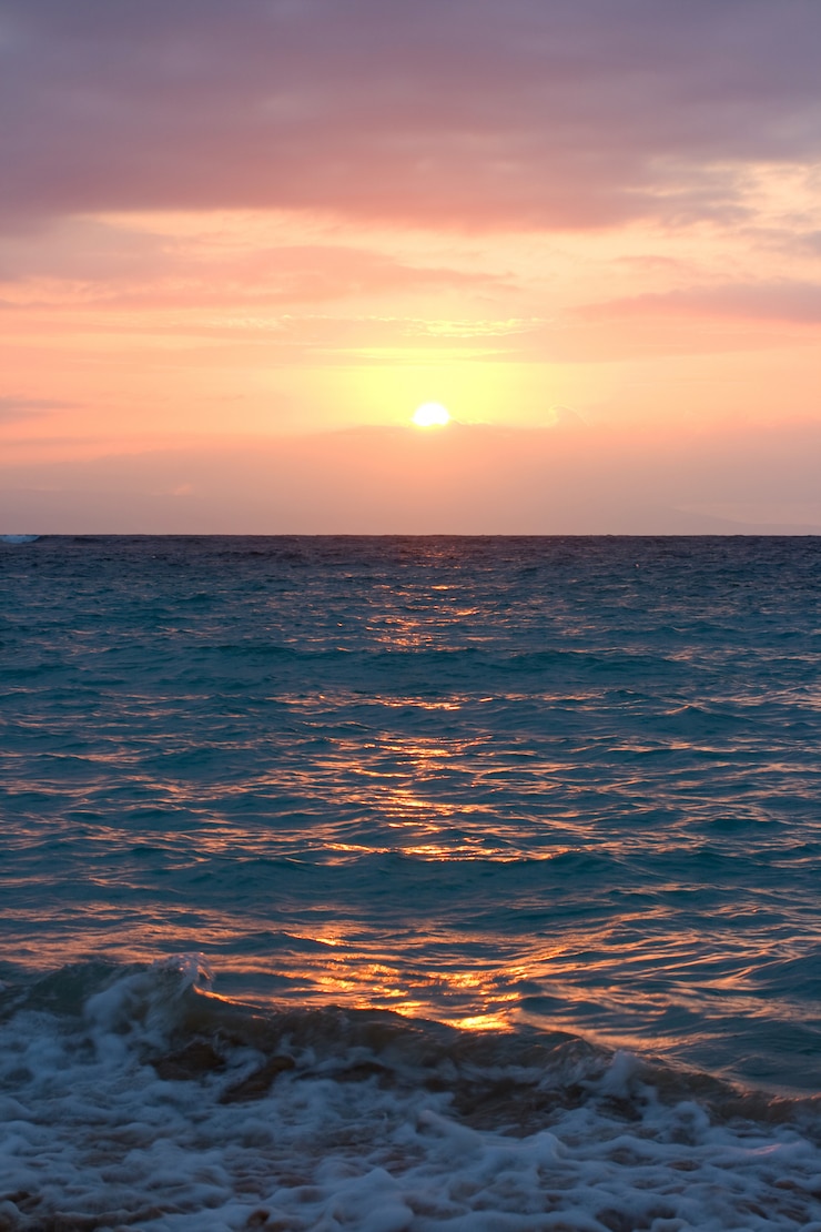 Foto onde dell'oceano all'alba