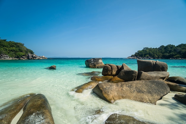 Onde dell'oceano, bellissima spiaggia tropicale e costa rocciosa e bellissima foresta. Nga Khin Nyo Gyee Island Myanmar. Mari e isole tropicali nel Myanmar meridionale