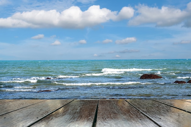 Onde dell'oceano che lambivano la riva