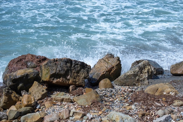 Onde dell'oceano che si infrangono sulla spiaggia sabbiosa Onde del mare che si infrangono sulla riva del Mediterraneo