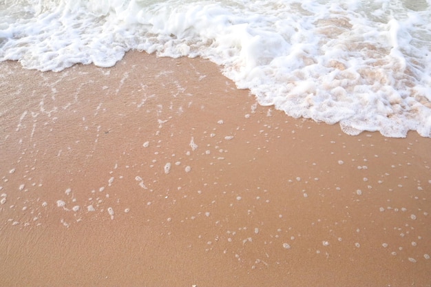 onde dell'oceano che si infrangono sulla spiaggia