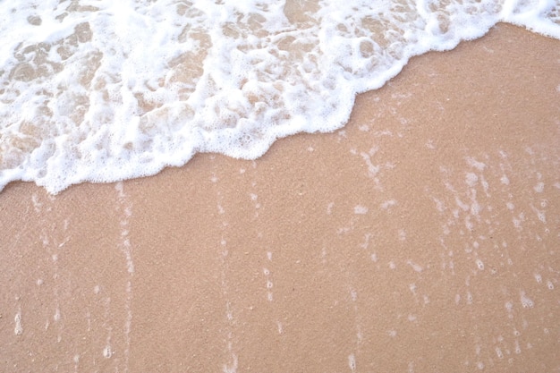 onde dell'oceano che si infrangono sulla spiaggia