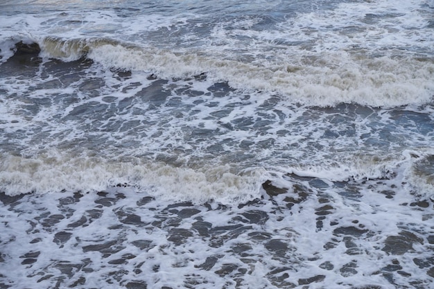 Onde dell'oceano del mare sulla riva