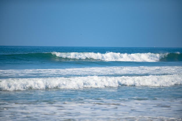 Onde dell'oceano della spiaggia estiva su un mare tropicale con onde blu profondo Sfondo dell'oceano del mare calmo