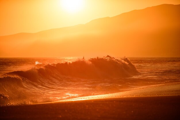 Onde dell'oceano o del mare Alba sul concetto di paradiso della spiaggia Sfondo di viaggio per le vacanze Paesaggio al tramonto Onde dell'oceano o del mare