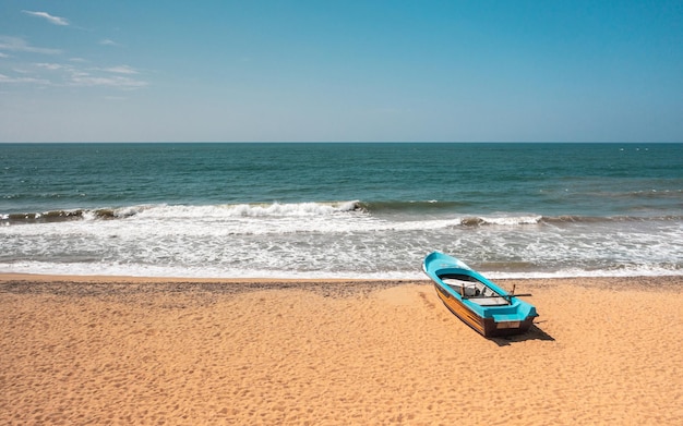 Onde dell'oceano sulla riva dello sri lanka