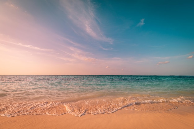 Onde della spiaggia che rilassano le nuvole del cielo al tramonto. Paesaggio di paradiso tropicale, costa costiera scenica