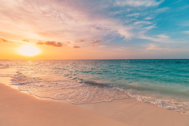 Onde della spiaggia che rilassano le nuvole del cielo al tramonto. Paesaggio di paradiso tropicale, costa costiera scenica