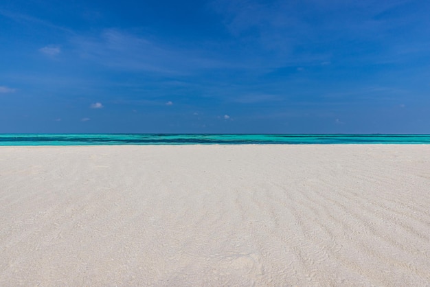 Onde della spiaggia sabbiosa del primo piano e cielo estivo blu. Panorama della spiaggia panoramica. Mare tropicale vuoto della spiaggia