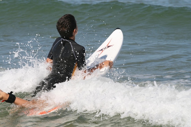 Onde di surf del surfista del ragazzo