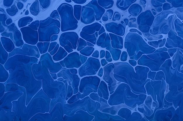 Onde di zaffiro blu classico e gocce spot. Arte fluida acrilica. Sfondo astratto acqua o texture