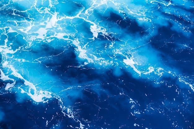 Onde e acqua blu come sfondo Vista sulla superficie dell'oceano Paesaggio marino estivo naturale Sfondo dell'acqua Sfondo astratto oceano blu