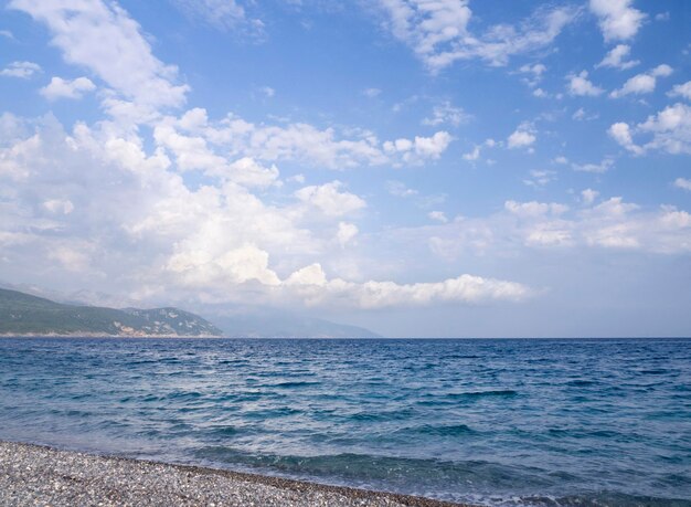 Onde e bellissima spiaggia sull'isola greca Evia Eubea nel Mar Egeo