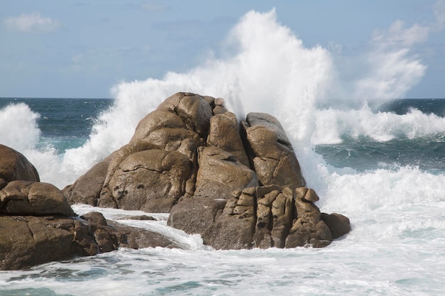 Onde e rocce a Barca Point a Muxia, Galizia, Spagna