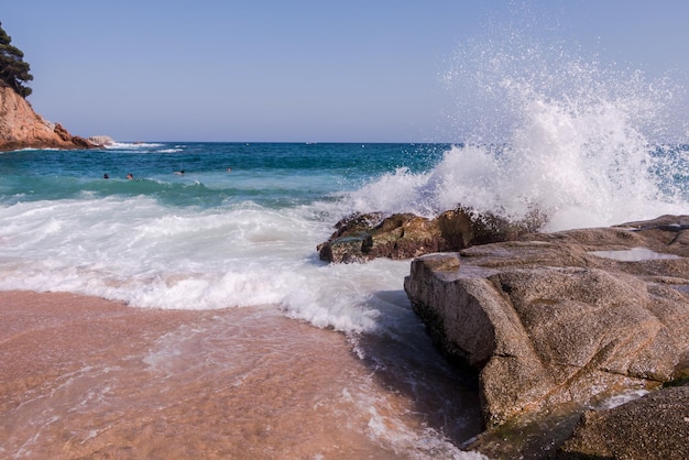 Onde enormi si infrangono contro gli scogli sulla spiaggia di Fenals a Lloret de Mar, in Catalogna