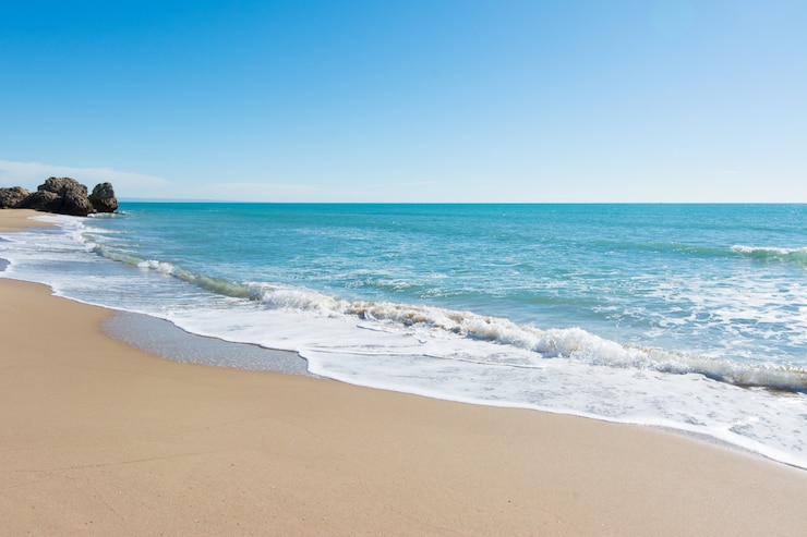 Foto onde, mare e sole in spiaggia in sicilia - sfondo