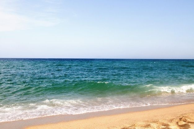 Onde, mare, spiaggia, acqua limpida. Ponte nell'acqua.