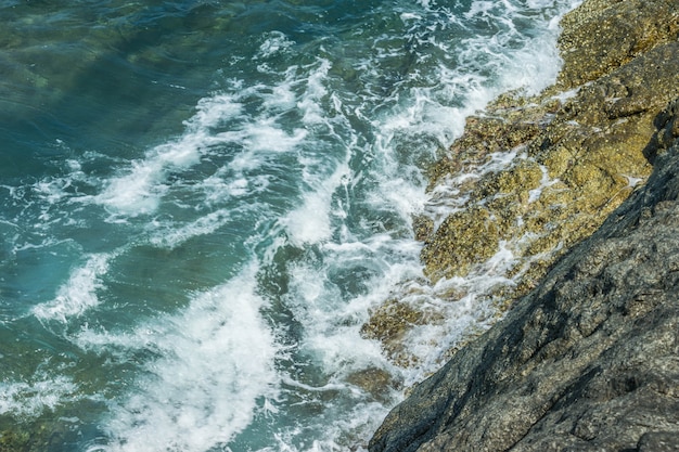 Onde nell&#39;oceano che spruzza le onde Andaman Phuket Tailandia