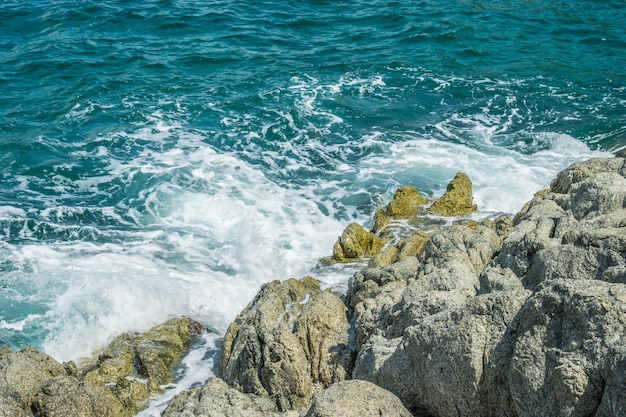 Onde nell&#39;oceano che spruzza le onde Andaman Phuket Tailandia