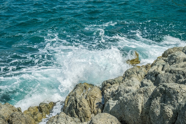 Onde nell&#39;oceano che spruzza le onde Andaman Phuket Tailandia