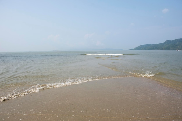 Onde oceaniche su Thale Waek San Lang Mangkorn o Mare Separato per i thailandesi visita di viaggio del viaggiatore camminando sulla spiaggia del viaggio locale tour di Laem Tae Pan nell'area di Pak Bara nella città di La ngu di Satun Thailandia