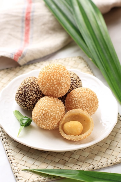 Onde onde in bianco e nero, snack tradizionale indonesiano a base di farina di riso appiccicoso farcito con pasta di fagioli mung e guarnito con semi di sesamo.